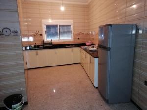 een keuken met een koelkast en een wastafel. bij Bokidan in Al Hoceïma