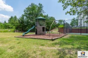 Zona de juegos infantil en 1BR Walk-In Condo with 2 Person Jacuzzi Tub - Near the Strip - FREE TICKETS INCLUDED - CH5-3