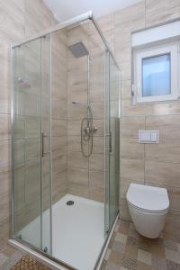 une salle de bain avec une douche en verre et des toilettes dans l'établissement Apartments by the sea Potocnica, Pag - 21446, à Potocnica