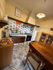 cocina con mesa de madera y encimera en Casa Vacanze Primavera, en Maratea