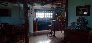 een keuken met een koelkast en een tafel in een kamer bij Cabaña Raices in Unquillo
