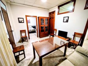 een woonkamer met een salontafel en stoelen bij Apartamento El Rincón del Parque in Baena