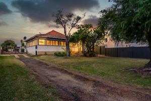 a house with a dirt road in front of it at Family Fun Your beach and fishing delight in Rockingham