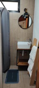 W łazience znajduje się umywalka i lustro. w obiekcie Cabaña El Encanto w mieście Mazamitla