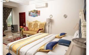 Cette chambre comprend un grand lit et un canapé. dans l'établissement Marriot Metropolitan Hotel, à Douala