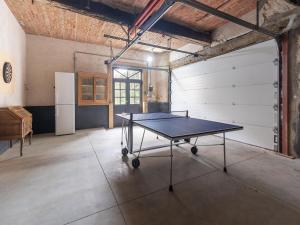 una mesa de ping pong en una habitación con garaje en Historic building with a high level of finishing in Borgloon en Borgloon