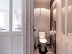 Koupelna v ubytování Scenic villa in Borgloon with garden + 32 fotografií