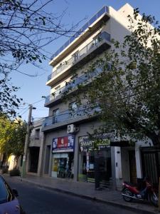 un edificio con una motocicleta estacionada frente a él en DELFINA suites 1A en La Rioja