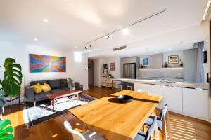 cocina y sala de estar con mesa de madera en Accommodate Canberra - Canberra 22, en Kingston 