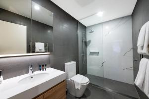 y baño con aseo, lavabo y ducha. en Accommodate Canberra - Canberra 22, en Kingston 