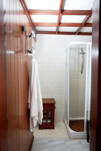 uma casa de banho com um chuveiro e uma toalha numa porta em Hotel Rural Villa del Monte em Santa Brígida