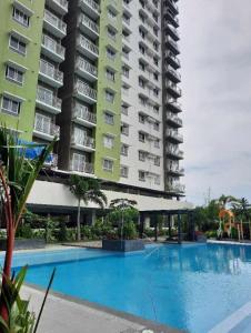 duży budynek apartamentowy z dużym basenem w obiekcie Mesatierra Garden Residences - Condo w mieście Davao