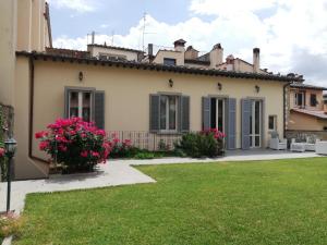 A garden outside Casa di Pietro Aretino, Arezzo Centro Storico 4-8 letti