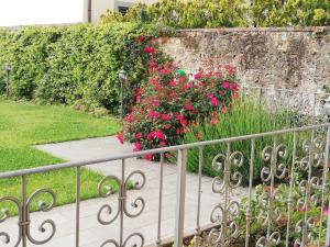 A garden outside Casa di Pietro Aretino, Arezzo Centro Storico 4-8 letti