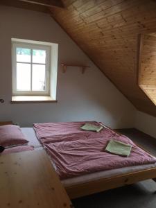 Un dormitorio con una cama con sábanas moradas y una ventana en Ubytování v Ouklidu, en Nedrahovice