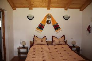 Ένα ή περισσότερα κρεβάτια σε δωμάτιο στο Pensiunea Turlas Maria