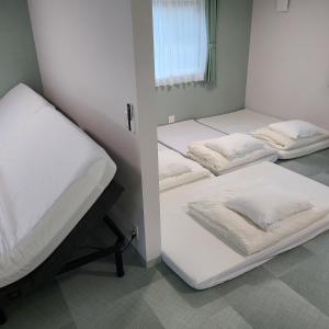 2 stapelbedden in een kamer met een raam bij Fluctus - Vacation STAY 16974v in Hitachi