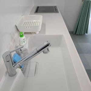 een badkamer met een witte wastafel en een kraan bij Fluctus - Vacation STAY 16974v in Hitachi