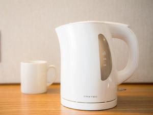 Příslušenství pro přípravu čaje a kávy v ubytování Super Hotel Tokyo JR Kamata Nishiguchi