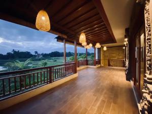 balcón con vistas al campo de golf en Villa Dewa Dewi 2, en Ubud