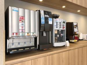Příslušenství pro přípravu čaje a kávy v ubytování Super Hotel Tokyo JR Kamata Nishiguchi