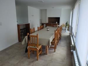 ein Esszimmer mit einem Tisch und einigen Stühlen in der Unterkunft Arrayan in San Carlos de Bariloche