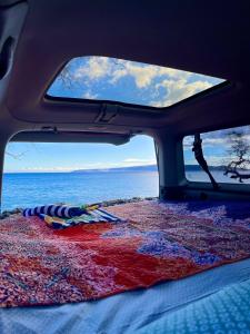 een uitzicht op de oceaan vanaf de achterkant van een auto bij Campervan/Maui hosted by Go Camp Maui in Kihei