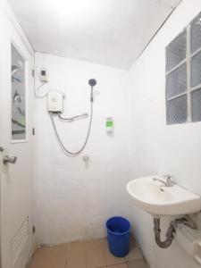 y baño con lavabo y ducha. en Stay N Save B&B, en Oslob