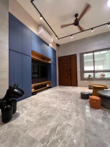 a large room with a ceiling fan and blue walls at T-HOUSE in Taitung City