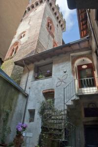 un edificio con una torre de reloj con una ventana en Sotto i merli, en Vigevano