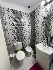 łazienka z toaletą, bidetem i umywalką w obiekcie Departamento por día en Junin w mieście Junín