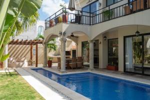 - une piscine en face d'une maison dans l'établissement Tulum Stunning Villa for 10-Cabana-Private Pool-Parking, à Tulum