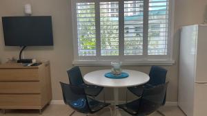einen Tisch und Stühle in einem Zimmer mit Fenster in der Unterkunft Studio BTS - Lauderdale-By-The-Sea in Pompano Beach
