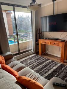 Μια τηλεόραση ή/και κέντρο ψυχαγωγίας στο Departamento Condominio Parque del Volcan +9 φωτογραφίες