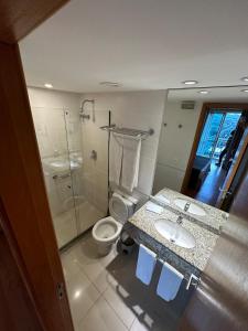W łazience znajduje się toaleta, umywalka i prysznic. w obiekcie Flat com Vista Panorâmica na Barra da Tijuca w mieście Rio de Janeiro