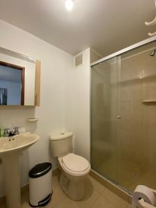 Un baño con inodoro, lavabo y ducha. en GIBRALTAR, en Manizales