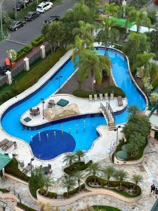 uma vista superior de uma piscina num resort em Flat com Vista Panorâmica na Barra da Tijuca no Rio de Janeiro