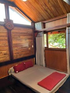 Tân Tạo的住宿－Đan Khôi Homestay Lagi，一张小床,位于带两个窗户的房间