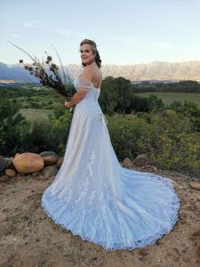 une femme en robe de mariée tenant un bouquet dans l'établissement Riviera Cottage, à Tulbagh 27 autres photos