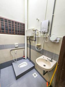 a bathroom with a toilet and a sink at Taiping Homestay Near Lakegarden in Taiping