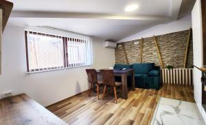 een woonkamer met een tafel en een bank bij Apartment Varna in Varna