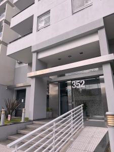 Modern&Nordic Apartament Lomitas (2 ambientes) في لوماس دي زامورا: مبنى عليه لافته مكتوب عليها