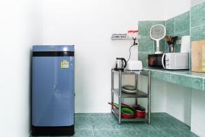 - un réfrigérateur dans une cuisine à côté d'un comptoir dans l'établissement Garden Home 2, à Haad Yao