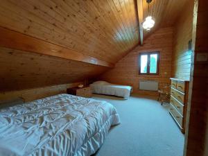 sypialnia z łóżkiem w drewnianym domku w obiekcie Chalet Méaudre, 3 pièces, 6 personnes - FR-1-737-10 w mieście Méaudre