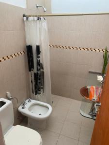 a bathroom with a toilet and a shower at Casa Daval solo Familias in Villa Carlos Paz