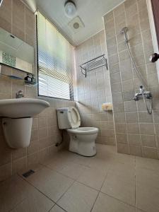 een badkamer met een toilet, een wastafel en een douche bij 週週客棧 in Chia-hsiu