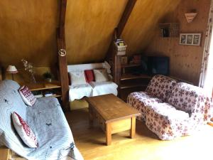 ein Wohnzimmer mit Sofa und Tisch in der Unterkunft Chalet cosy avec terrasse exposée sud - 2km du centre, 2 chambres, 4 pers, parking privé. - FR-1-737-52 in Autrans