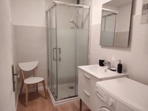 baño blanco con ducha y lavamanos en Appartement Autrans-Méaudre en Vercors-Autrans, 2 pièces, 4 personnes - FR-1-737-7 en Autrans