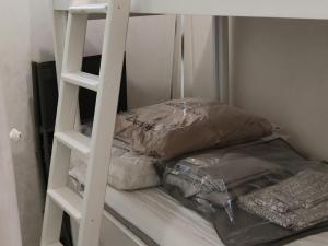 - un lit superposé blanc avec des oreillers et une échelle dans l'établissement Studio Autrans-Méaudre en Vercors-Autrans, 1 pièce, 4 personnes - FR-1-737-8, à Autrans