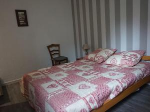 a bedroom with a bed with a pink and white quilt at Appartement cosy 4 pers avec balcon sud, proche centre et pistes – Autrans-Méaudre en Vercors - FR-1-737-9 in Méaudre +2 photos